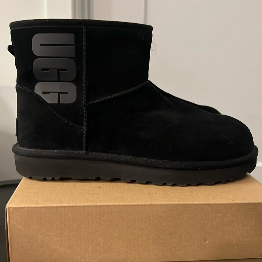 Women’s mini Ugg Boots Sz 9